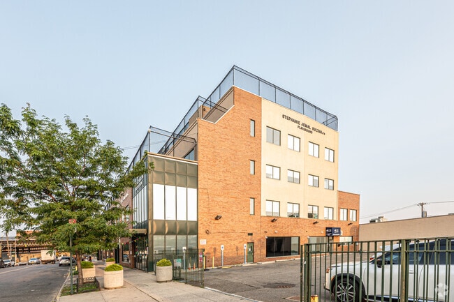 Yeshivat Darche Eres serves children from PK, K through third grade in Brooklyn.