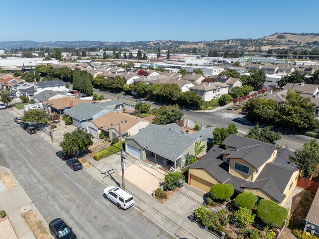 Floresta Gardens-Bradrick is ideal for those seeking peaceful living with urban convenience.