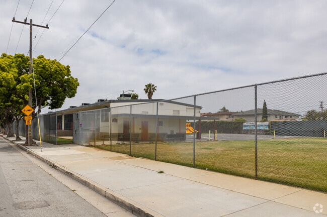 York Elementary School in Hawthorne, CA is split on both sides of York Ave.