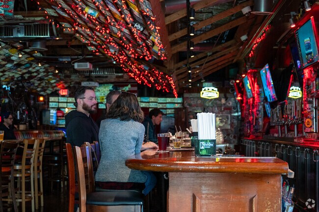 Have some drink with a friends at Old Town Pasadena pub.
