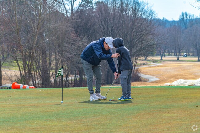 Benbow Park offers several nearby golf courses perfect for some lessons with your kids.