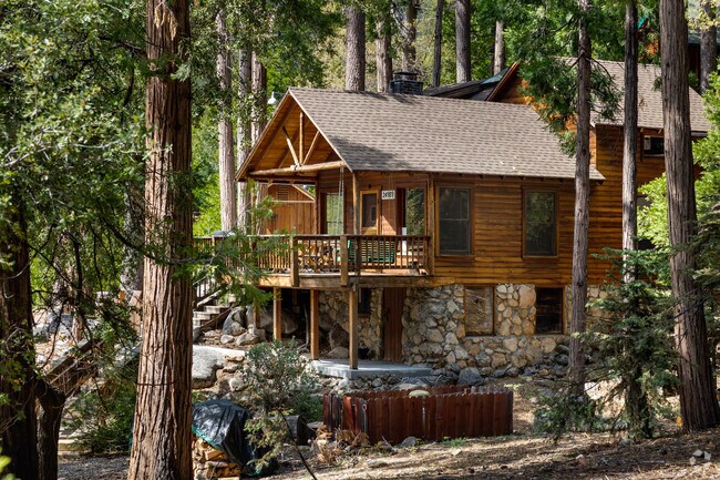 Classic log cabins provide traditional mountain dwellings in Idyllwild Mountain Park.