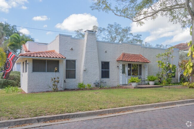 Visitors will find many one story homes in Palma Ceia.