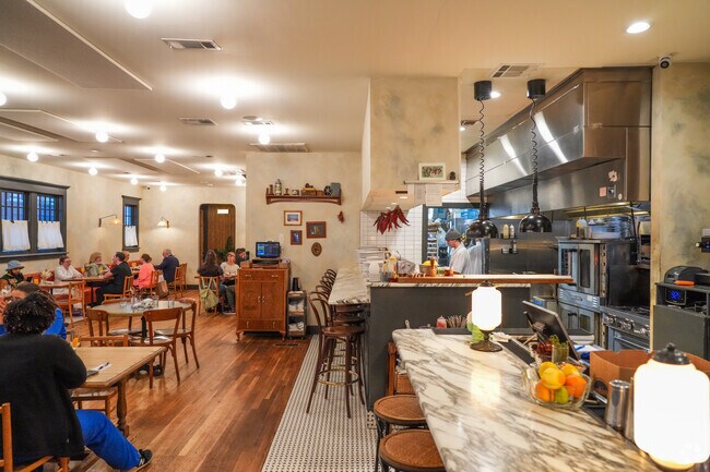 Elvie's is a southern cafe located in Belhaven.