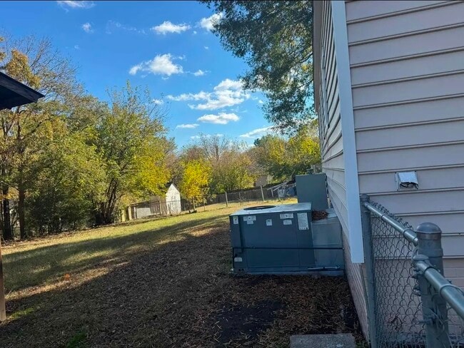 305 Smith St, Burlington, NC 27217 - photo 4