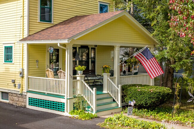 Many of the homes in Oneida have large front porches.