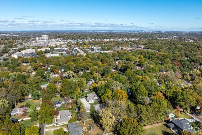 Just 8 miles from downtown Kansas City, Walmer is close to shops, restaurants and parks.