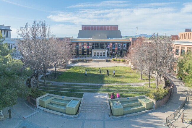 Recognized as a national historic area, Downtown Livermore is a quaint combination of preserved buildings and contemporary structures and is only a short drive from Vinsanto.