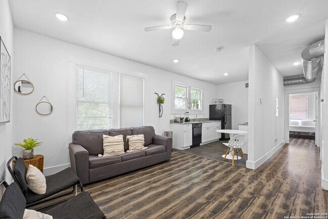 402 E Dewey Place unit 201, San Antonio, TX 78212 - photo 3