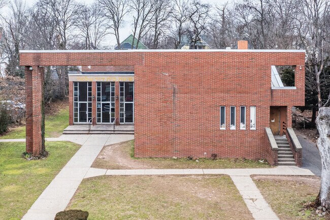 Study at the eshiva Gedolah Rabbinical Institute at 300 Norton St, New Haven, CT 06511.