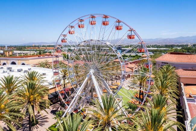 The Giant Wheel is an iconic structure of Irvine Spectrum that has beautiful city views.