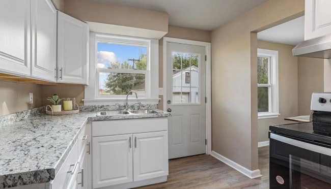 599 Morris Ave unit 599, Ashwaubenon, WI 54304 - photo 2