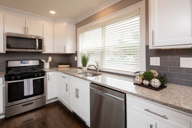 The Courtyard @ Clifton: In-Unit Washer & Dryer, Heat, Hot & Cold Water, Gas Included, and Bark P..., Clifton, NJ 07013 - photo 5