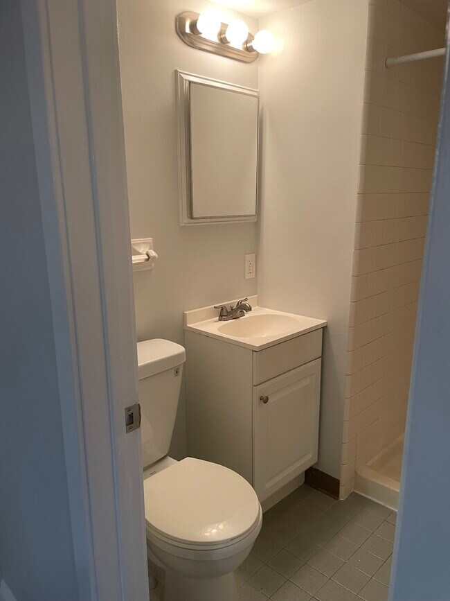 612 Fitzwatertown Rd unit Apartment C, Willow Grove, PA 19090 - photo 3