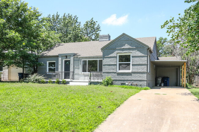 Modest bungalows from the 1950s with an attached carport are common in Renaissance.