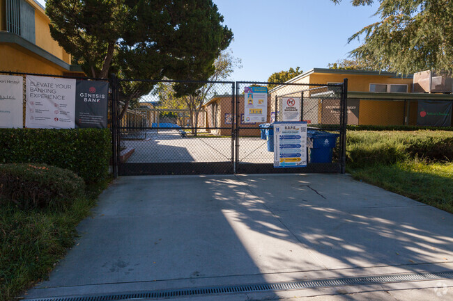 Hesby Oaks Elementary School provides education in the neighborhood of 
Encino.