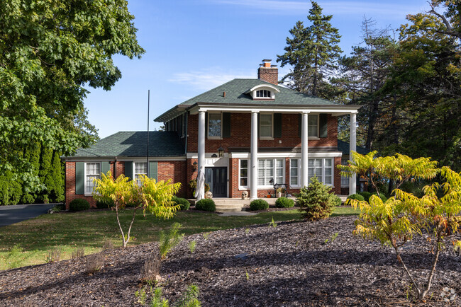The occasional custom builds in Lakeshore range from 800,000 to 850,000 dollars.