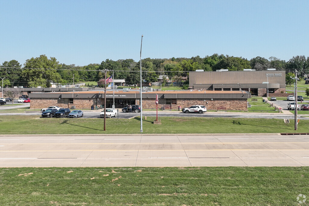 Muldrow High School serves students in grades 9 through 12.