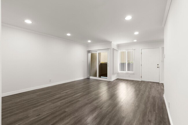 Cozy Perfect Location Three Bedroom Available in Los Angeles!, West Hollywood, CA 90048 - photo 4