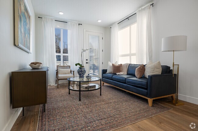 1BR, 1BA - 690SF - Living Room