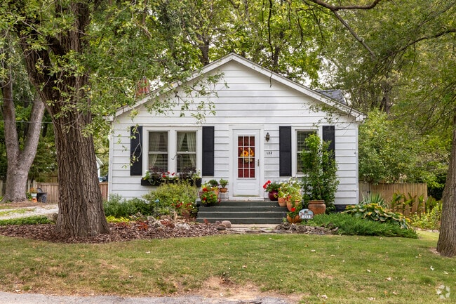 Well-maintained and decorated homes are common in Cottage Hills.