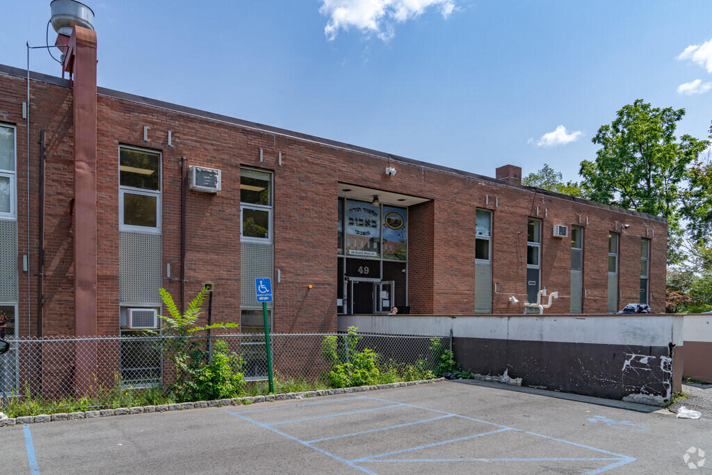 Congregation Yeshous Moshe Viznitz is a private institution.