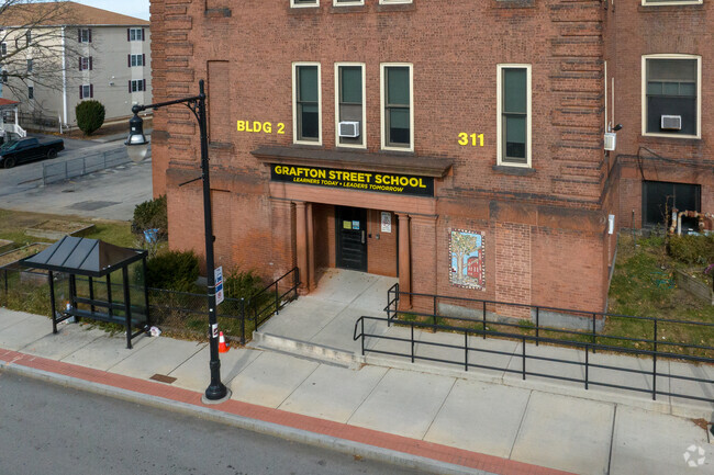 The front of the Grafton Street School in Worcester.
