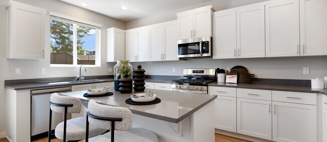 63300 NE Peale St unit 36040625, Bend, OR 97701 - photo 2