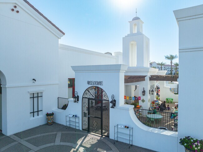 Casa Del Nino Bilingual Montessori School