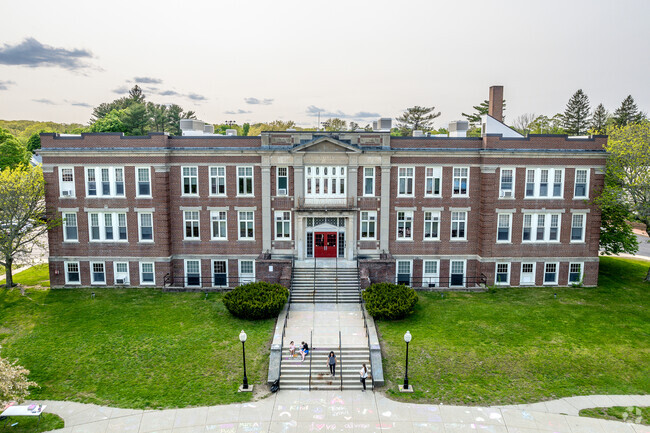 Located in North Attleborough, Community Elementary School is a public school that caters to students in grades K-5.