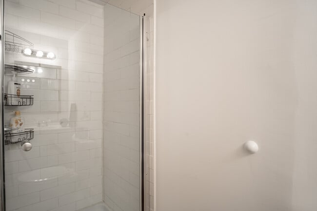 711 Seymour Ave unit Room I, Columbus, OH 43205 - photo 3