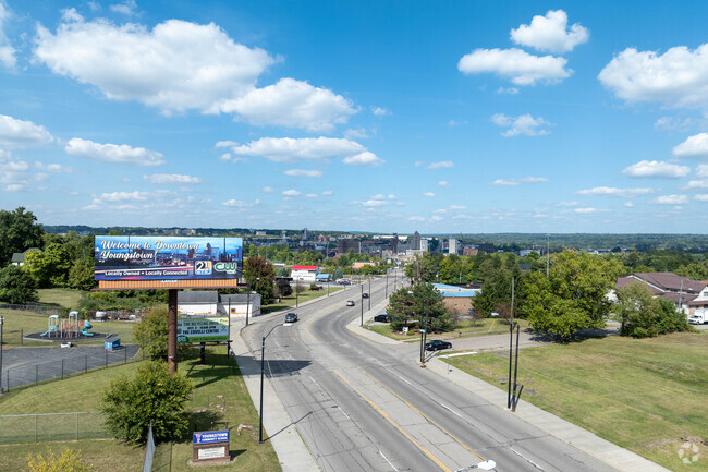 Downtown Youngstown is a short commute for the residents of the Warren neighborhood.