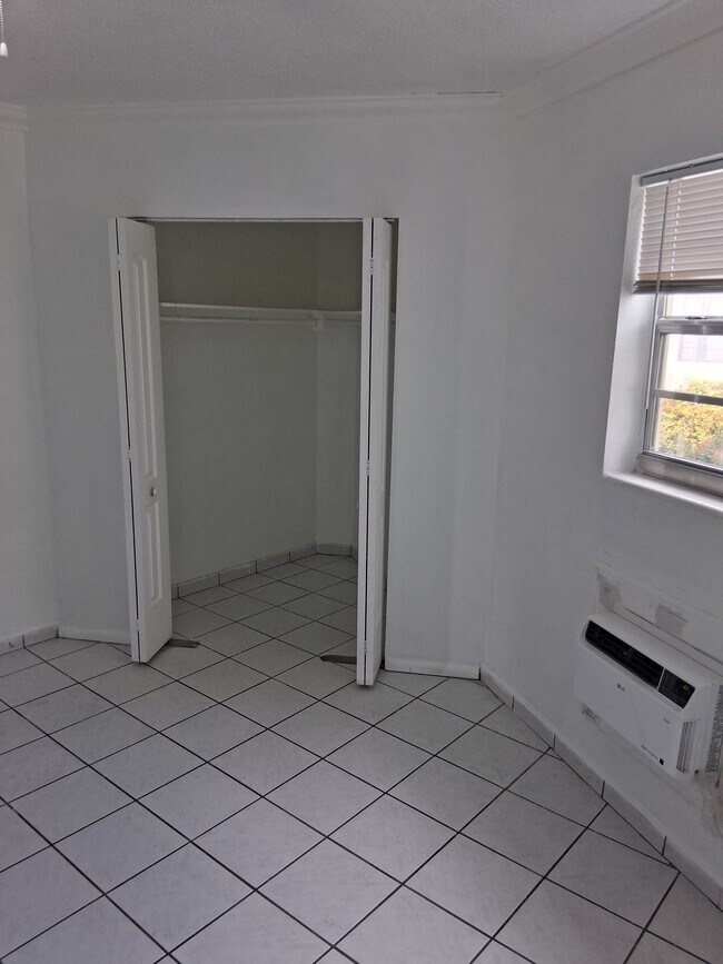 1605 NE Miami Gardens Dr unit 105, Miami, FL 33179 - photo 6