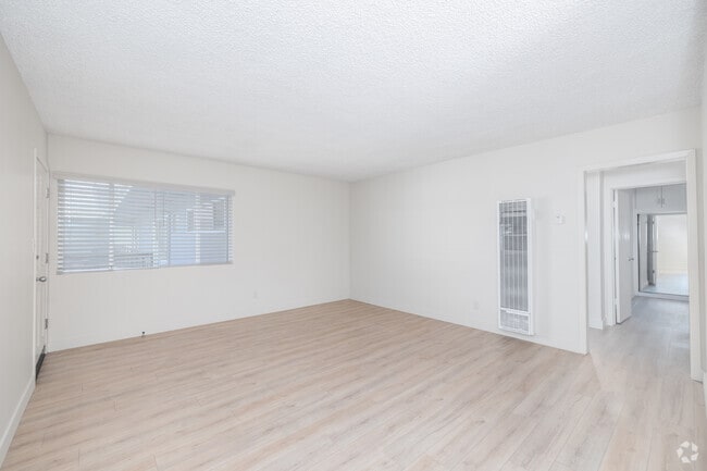 2BR, 2BA - 830SF - Living Room