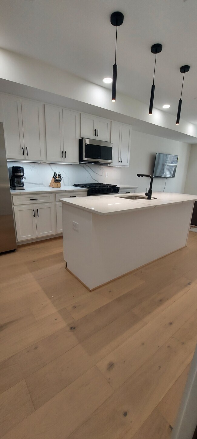 808 12th St NE unit 3, Washington, DC 20002 - photo 3