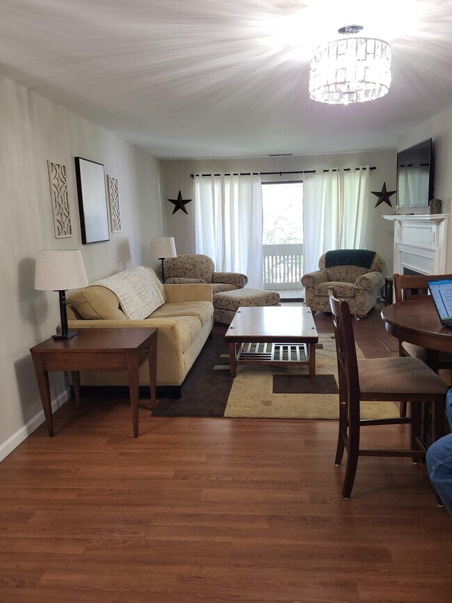 950 E Rue de La Banque St Unit 310, Creve Coeur, MO 63141