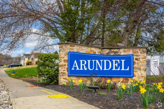 The Arundel neighborhood sign welcoming residents home