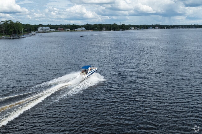 Rocky Bayou Estates lays just along the Choctawhatchee Bay great for boaters.