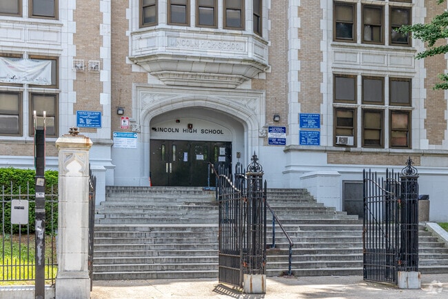 Lincoln High School has an overall Niche rating of C−minus.