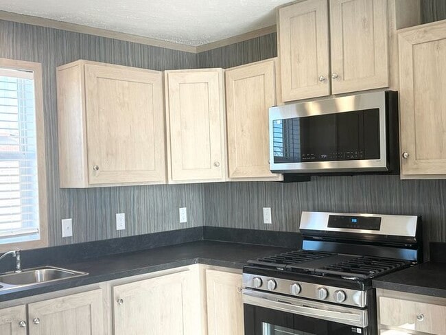 52792 S Zacharias Ct, Chesterfield, MI 48051 - photo 2