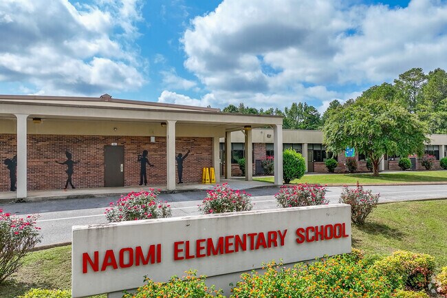 Naomi Elementary School is located at 4038 E Highway 136, La Fayette, GA 30728.