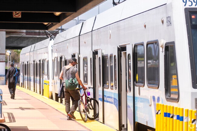 The Cottle VTA stop is available for commuters in the Los Paseos neighborhood.