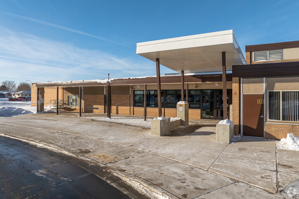 Meadow View Primary School has an easy to use drop off and pick up at the front entrance.