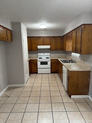 2 Kim Ln, Hattiesburg, MS 39401