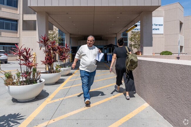 Located in the heart of Glendale, it provides convenient access to emergency services, surgical suites, and comprehensive outpatient care.