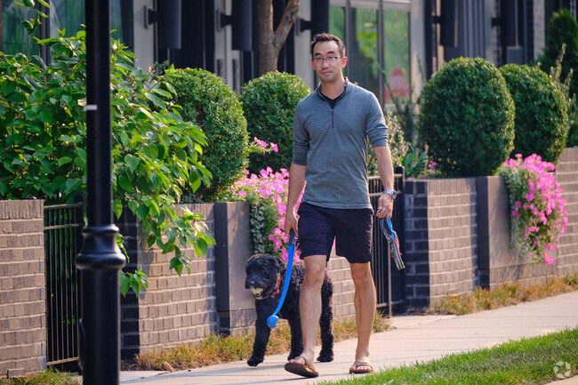 A resident enjoys One Loudoun's excellent walkability.