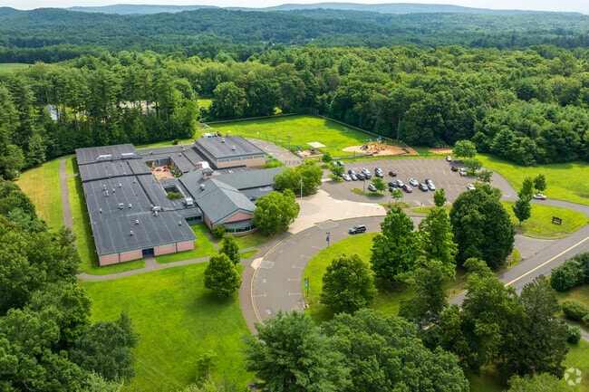 Kelly Lane's student population is made up of 42% female students and 58% male students.