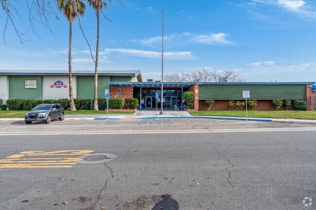 The student population of Yucca Elementary is 611 and the school serves K-5.