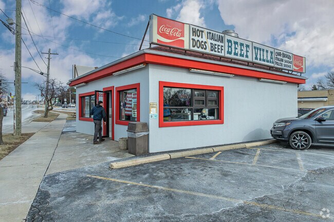 One of Elgin’s longest-running stops for fast food is Beef Villa.