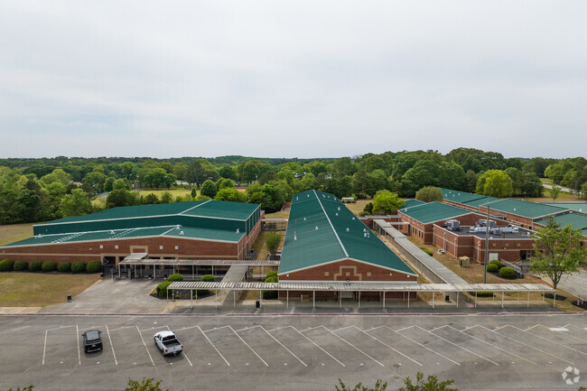 Woodland Middle School has a 20 to 1 student-teacher ratio.